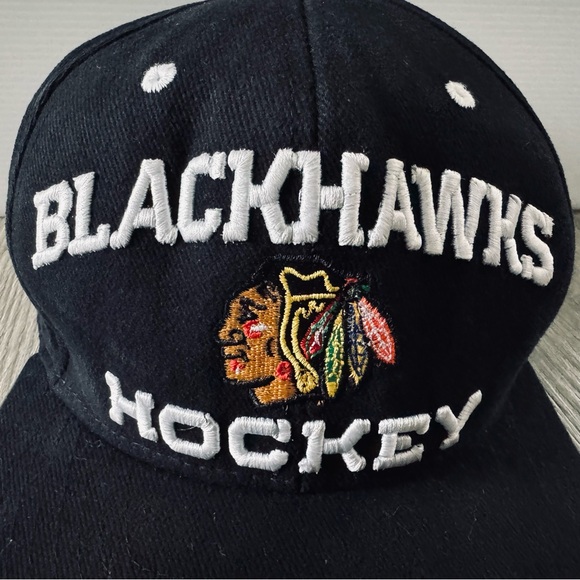 Reebok Center Ice Collection Chicago Blackhawks Flat Brim SnapBack Hat - Picture 4 of 8
